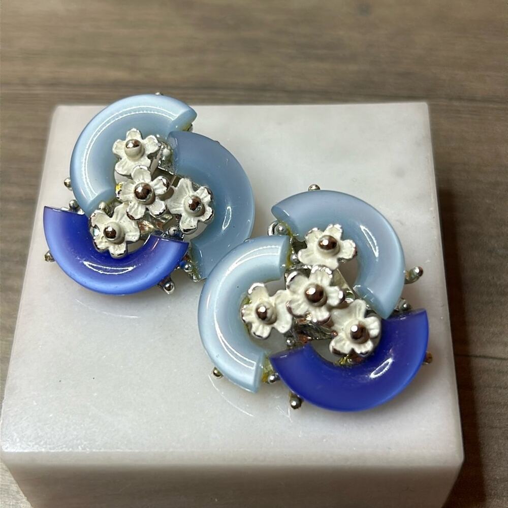 Vintage BSK signed Clip on Earrings #108. Light dark blue white flowers